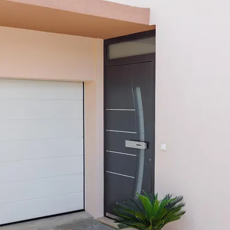 Apartment Piano - *